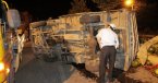 Diyarbakır\'da Karpuz Taşıyan Kamyonet Devrildi:3 Yaralı