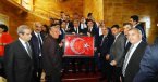 Başbakan Davutoğlu\'na Osmanlıca İşlemeli Türk Bayrağı Hediyesi