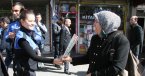 Diyarbakır’da polis 8 Mart’ta karanfil ve broşür dağıttı