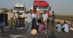 Yol kapatan çiftçiler ile sürücüler arasında kavga: 4 yaralı