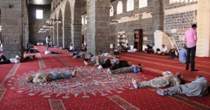 Sıcaktan Bunalan Diyarbakırlılar Cami Ve Parklara Akın Ediyor