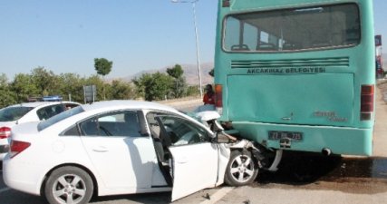 Otomobil Otobüse Çarptı: 3 Yaralı