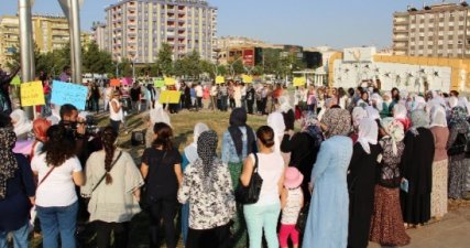 Diyarbakır'da Anneler “Barış Zinciri' Oluşturdu