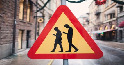 Akıllı telefon kullanıcılarına trafik levhalı uyarı