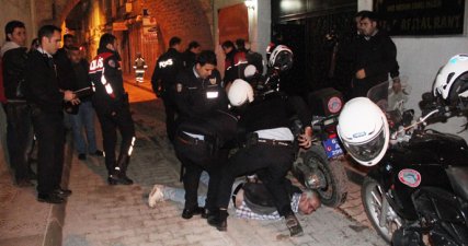 Polis ile müşteri arasında arbede: 5 gözaltı