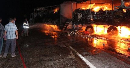 Ağrı'da PKK yol kesip araç yaktı
