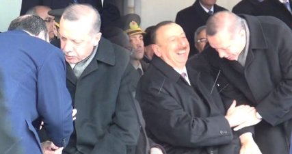 Protokol hatasına böyle sinirlendi, ardından Aliyev'in gönlünü böyle aldı
