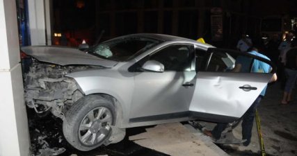 Kurşunlanan otomobil kaza yaptı: 4 yaralı