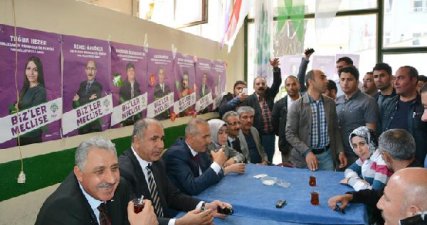 Ak Partili adaylar HDP seçim bürosunu ziyaret etti