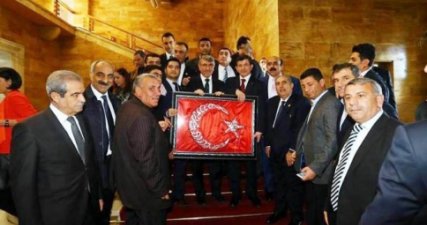 Başbakan Davutoğlu'na Osmanlıca İşlemeli Türk Bayrağı Hediyesi