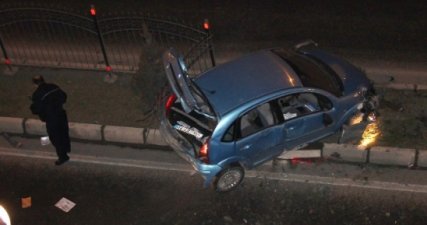 Otomobil Bariyerlere Çarptı: 1 Yaralı