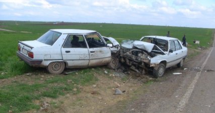 Şanlıurfa'da İki Otomobil Kafa Kafaya Çarpıştı: 8 Yaralı