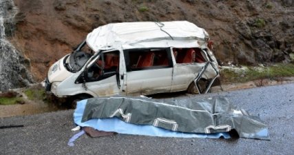 Minibüs Şarampole Devrildi: 1 Ölü 12 Yaralı