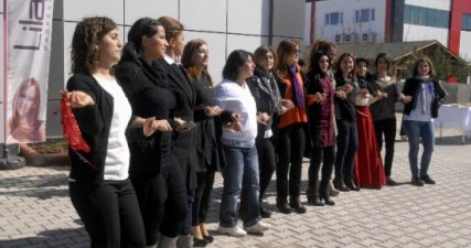 Fabrikada Kadın Ve Erkeklerden '8 Mart' Halayı
