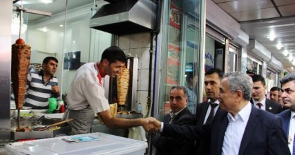 Arınç Diyarbakır’da esnaf ziyareti yaptı