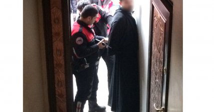 Mardin'de çarşaf giyen bir erkek yakalandı