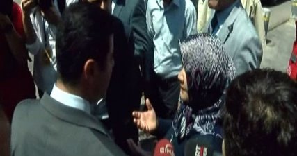 Demirtaş’ı susturan tepkiHDP Eş Genel Başkanı Selahattin Demirtaş’ın yanına yaklaşan bir kadın, biraz sitemli bir istekte bulundu.