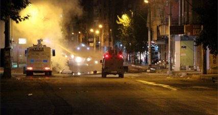 Diyarbakır'da caddeyi kapayan göstericilere polis müdahalesi!