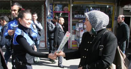 Diyarbakır’da polis 8 Mart’ta karanfil ve broşür dağıttı
