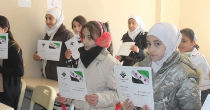 Suriyeli öğrenciler de karne sevincini yaşadı