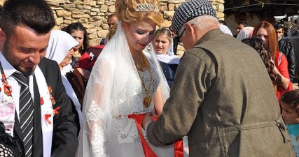 Hakkarili gençlerin evliliğine külfetli düğün engeli