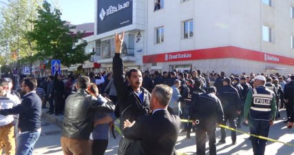 Erzincan’da karşıt görüşlü gruplar birbirine girdi