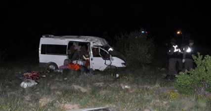 İşçileri taşıyan minibüs devrildi: 3 ölü, 12 yaralı