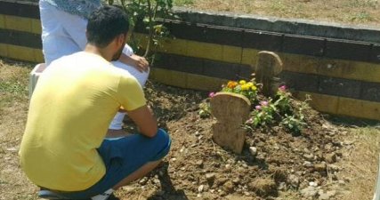 Motosiklet Şampiyonu Kenan Sofuoğlu, eşiyle birlikte üç gün önce hayatını kaybeden oğlu Hamza’nın mezarını ziyaret etti.