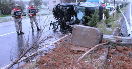 Otomobil, beton direği yerinden söktü: 4 yaralı