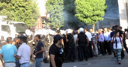 Saldırı sonrası izinsiz yürüyüşe polis engeli: 10 gözaltı