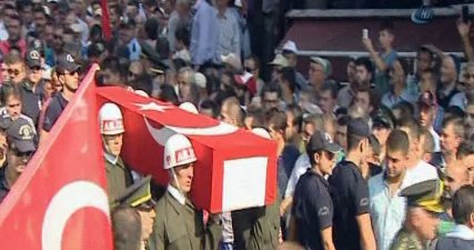 Şehit askerin cenazesinde gözyaşları sel oldu Hakkari’nin Şemdinli ilçesinde terör örgütü PKK’lı teröristler tarafından şehit edilen Uzman Çavuş Ziya Sarpkaya’nın cenazesi Bolu’nun Göynük ilçesinde bulunan evinin önüne getirildi. Cenaze evin önüne ge