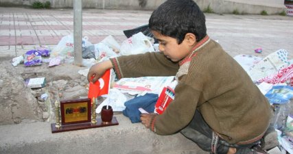 Suriyeli çocuğun Türk bayrağı aşkı