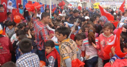 Suriyeli çocuklar Türk bayrağı almak için birbirini ezdi