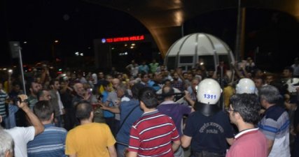 Tpıc İşçilerinin Yakınları ve Polis Arasında Arbede: 1 Polis Yaralandı