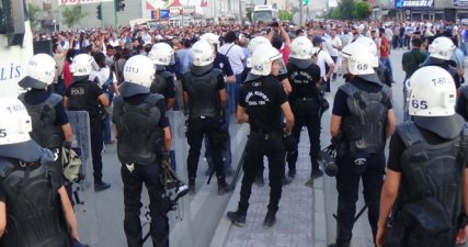 Van’da izinsiz yürüyüşe polis müdahale etti