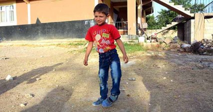 Yürüyemeyen küçük Ramazan yardım bekliyor