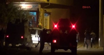 Nusaybin'de yol kapatan göstericilere polis müdahalesi